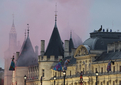 عرض راقص في افتتاح الأولمبياد يسلط الأضواء على كاتدرائية نوتردام في باريس